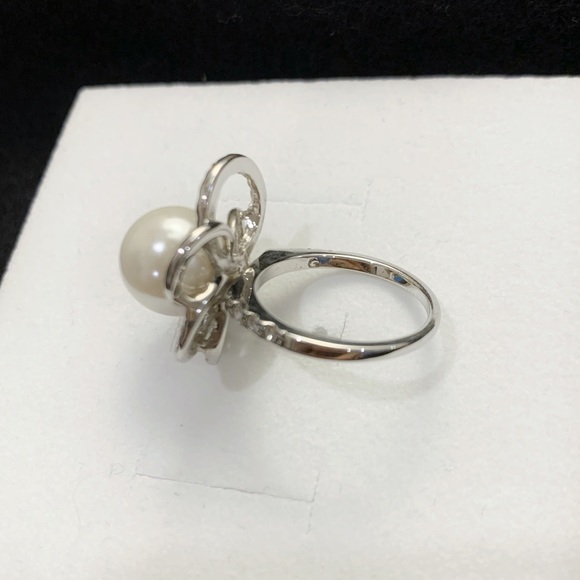 GUESS Flower Fashion Ring - Picture 6 of 8